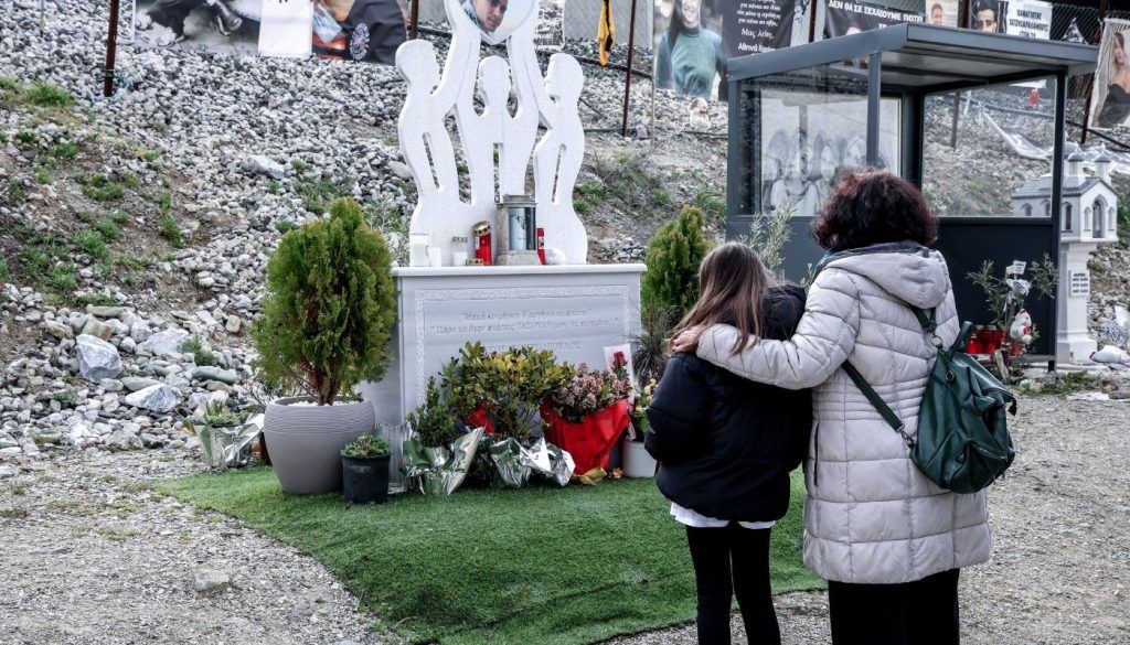 Τρισάγιο στο σημείο της τραγωδίας των Τεμπών